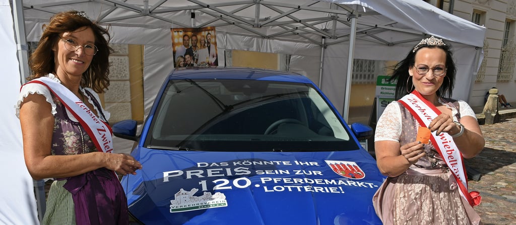 Zwiebelprinzessin Anne-Kathrin Poßekel (links) und Zwiebelkönigin Stefanie Stutterheim. päsentieren den Hauptgewinn. Letztere war die Glücksfee für den Gewinner des Autos.