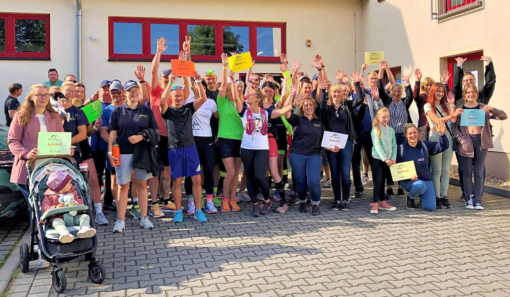 Gruppenbild der Läufer vorm Start an der Feuerwehr Röblingen.