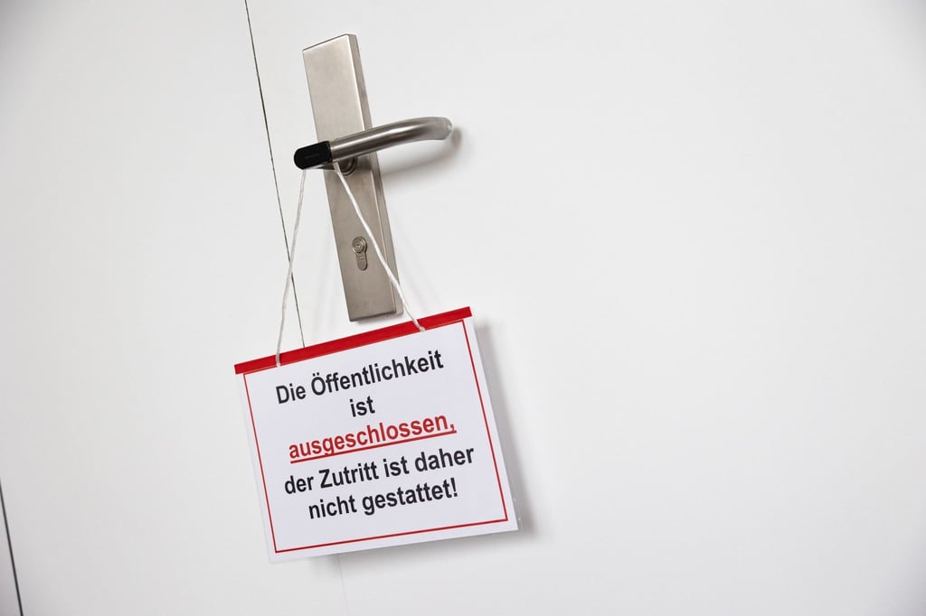 Ein Schild mit der Aufschrift „Die Öffentlichkeit ist ausgeschlossen“ hängt im Landgericht Hannover.