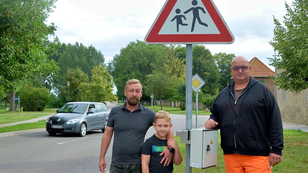 Maik Fenske (links) und Matthias Rasehorn (rechts) setzen sich für mehr Sicherheit an der Kreuzung Dorfstraße/Unseburger Weg ein. Familienvater Fenske will auch Sohn Maximilian schützen.