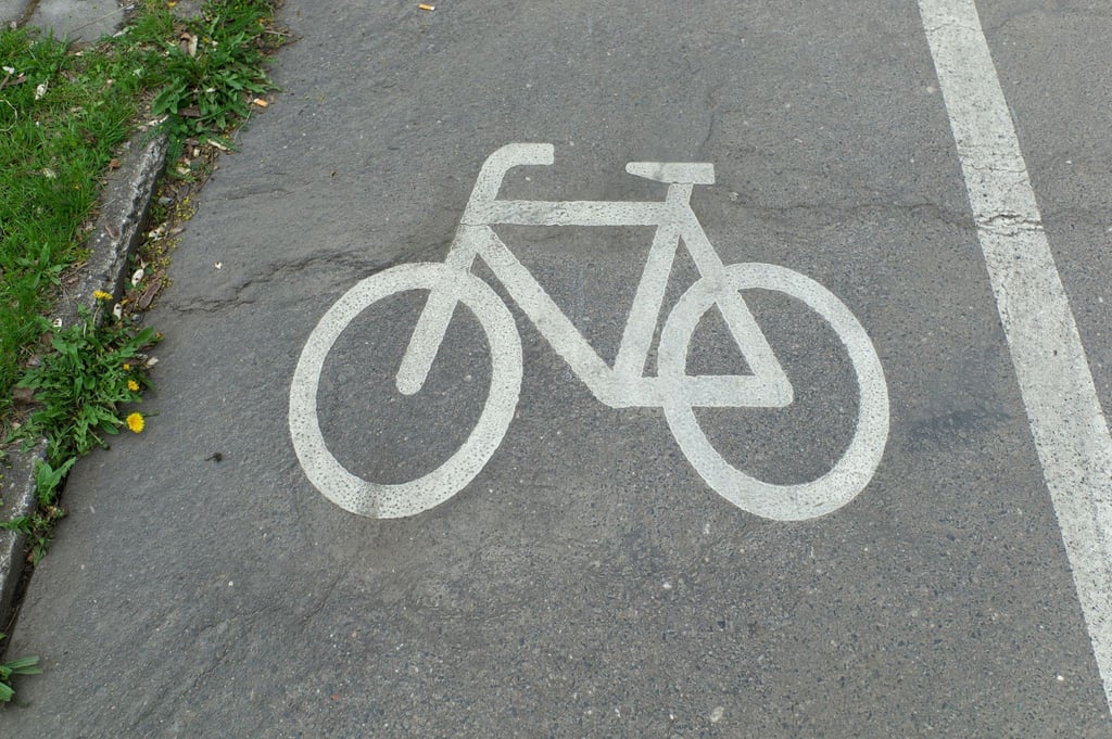 Ein Fahrradsymbol weist Radfahrern die Benutzung des Radweges an.