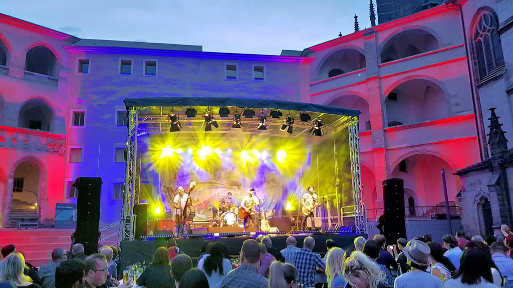 Gut besuchtes Hofkonzert in Wittenberg: Am Samstag trat „Rebel Tell“ auf dem Schlosshof auf. Geboten wurde ein Mix aus Schlager und rockigen Klängen.