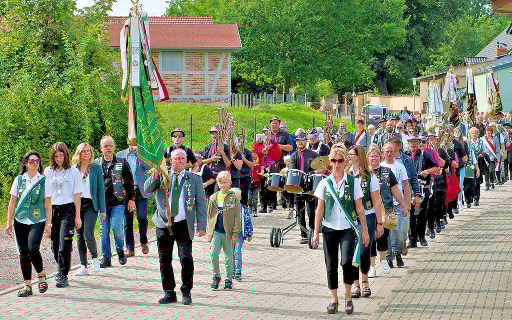 Majestäten voran: Der große Umzug läutete am Sonntag das feierliche Ende des Volks- und Schützenfestes ein.