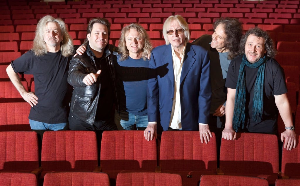 Die Rockmusiker Bernd Römer (l-r), Claudius Dreilich, Christian Liebig, Ulrich „Ed“ Swillms, Michael Schwandt und Martin Becker von der Band Karat im Zuschauerraum der „Alten Oper“ in Erfurt.