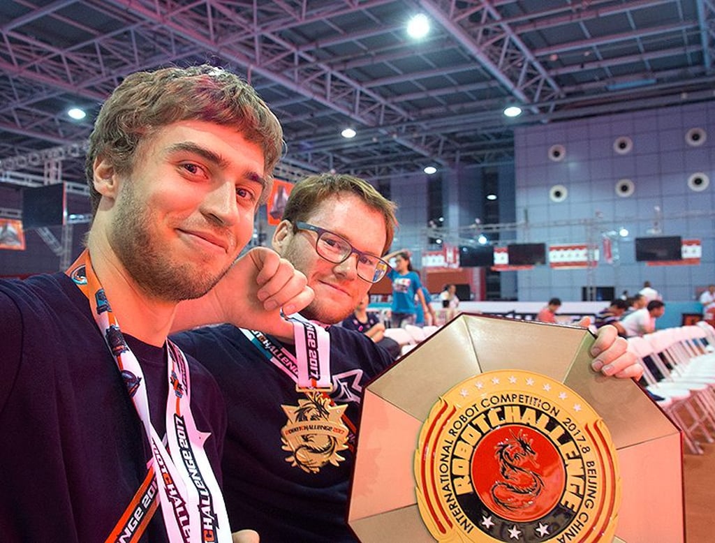 Juri Bieler (links) und Tim Fischer freuen sich 2018 über den Sieg bei der Robotchallenge in Peking - eine Art Weltmeisterschaft.