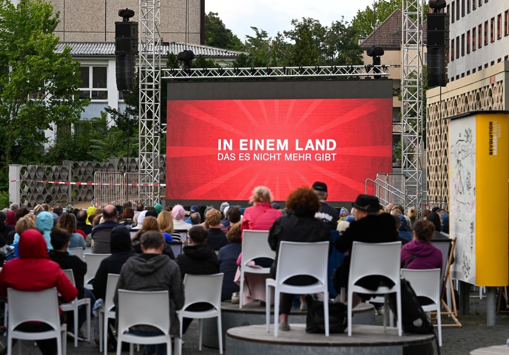 Etwa 350 Zuschauer verfolgen im Campus-Kino im Innenhof der ehemaligen Stasi-Zentrale die Aufführung des Films "Jetzt in einem Land, das es nicht mehr gibt" von Regisseurin Aelrun Goette.