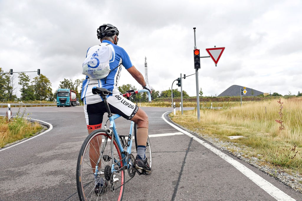 Wilfried Brahmann scheint mit seinem Carbonrad zu leicht zu sein. An der Ampel an der B 180 sieht er nur das rote Lichtsignal.