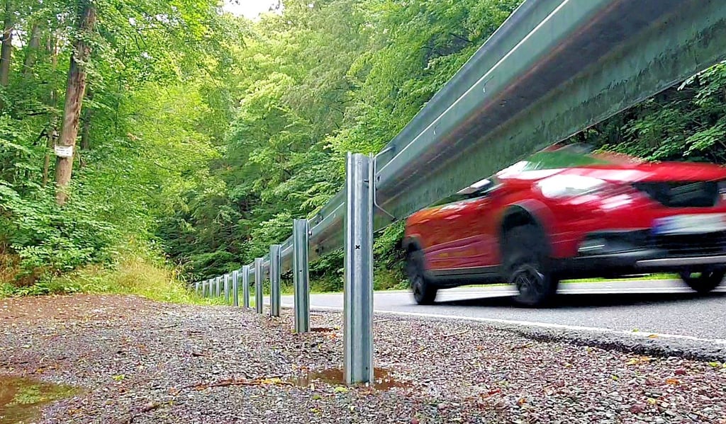 Die Ausbuchtung am Selkefall wurde gern als Parkplatz genutzt, wenn sie auch nie offiziell Parkplatz war. Jetzt versperrt eine Schutzplanke den Weg.