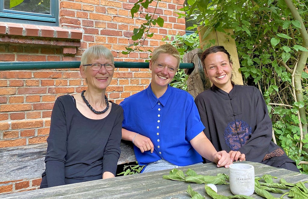 Ingund Wegewitz vom Vorstand des Kunstvereins im Gespräch mit den beiden Stipendiatinnen Kathrin Jobczyk und Kristina Buketova (von links).