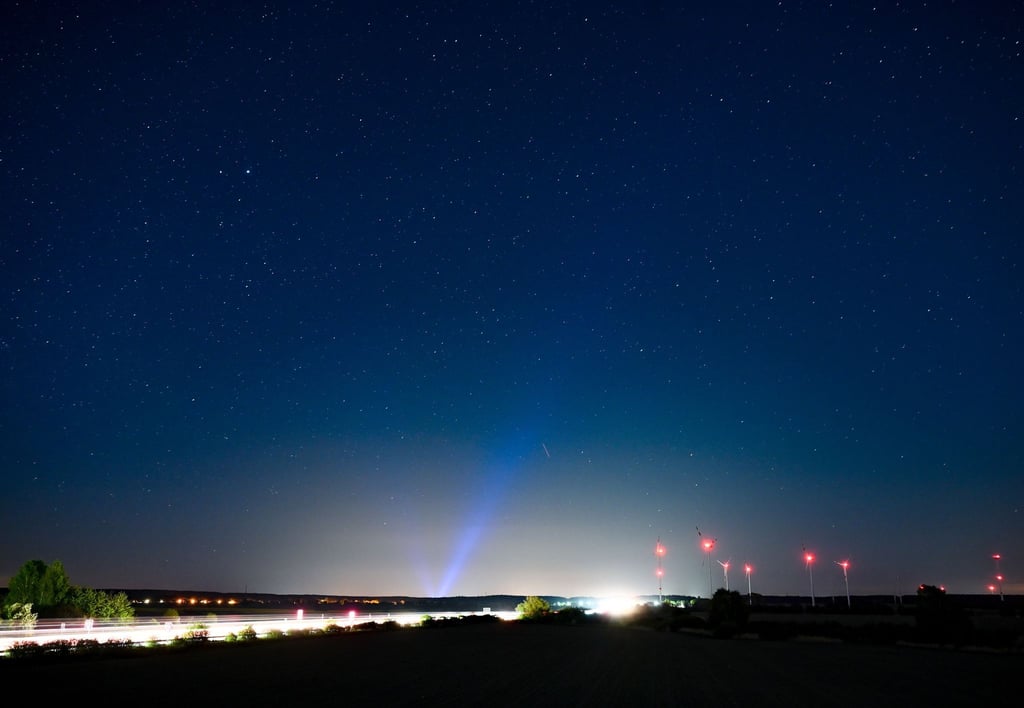 Hell erleuchtet ist die Autobahn A12.