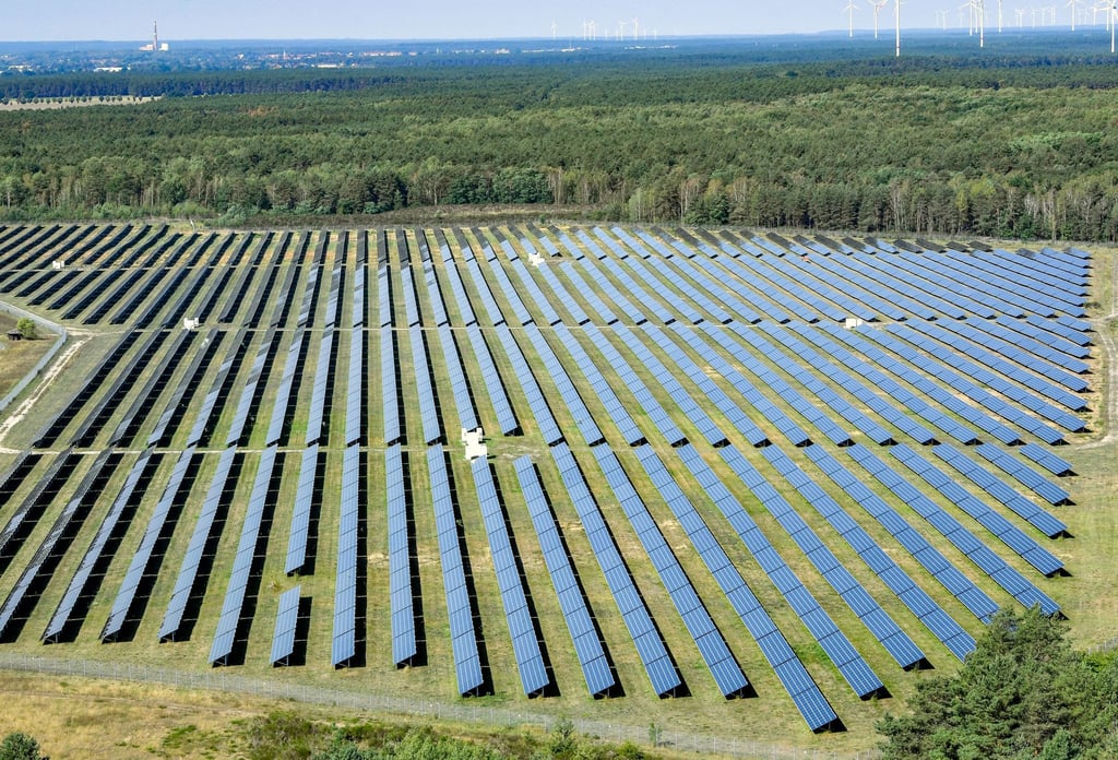 Eine Photovoltaik-Freiflächenanlage.