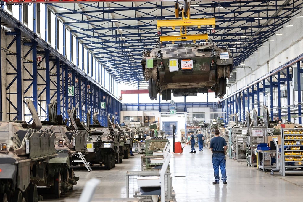 Ein Panzer vom Typ Marder schwebt in der Fertigungshalle von Rheinmetall. Der Rüstungskonzern ist im Wettbewerb um einen Milliardenauftrag weiter im Rennen.