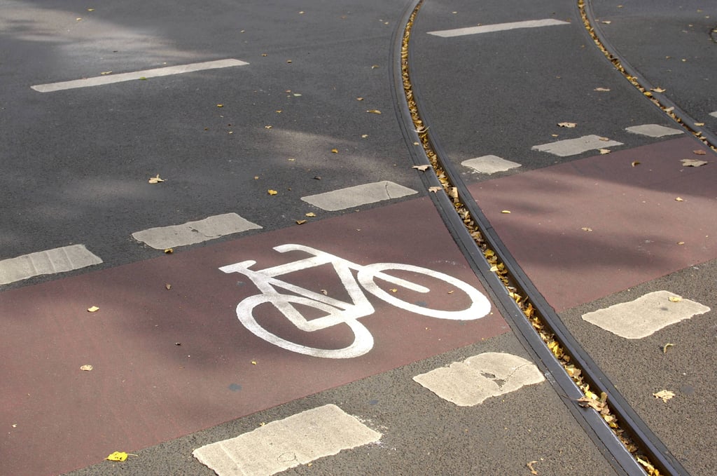 Fahrradweg kreuzt Straßenbahnschienen