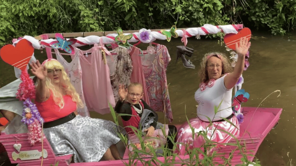 Der Karnevalsverein aus Ilberstedt beteiligte sich mit einem Barbieboot am Badewannenrennen.