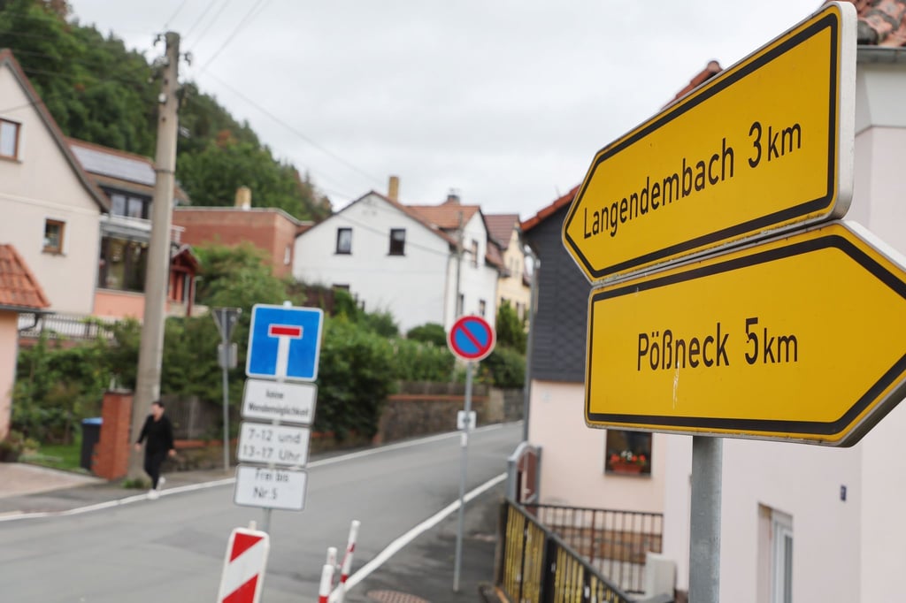 Verkehrszeichen zeigen die Sperrung der Dorfstraße an.