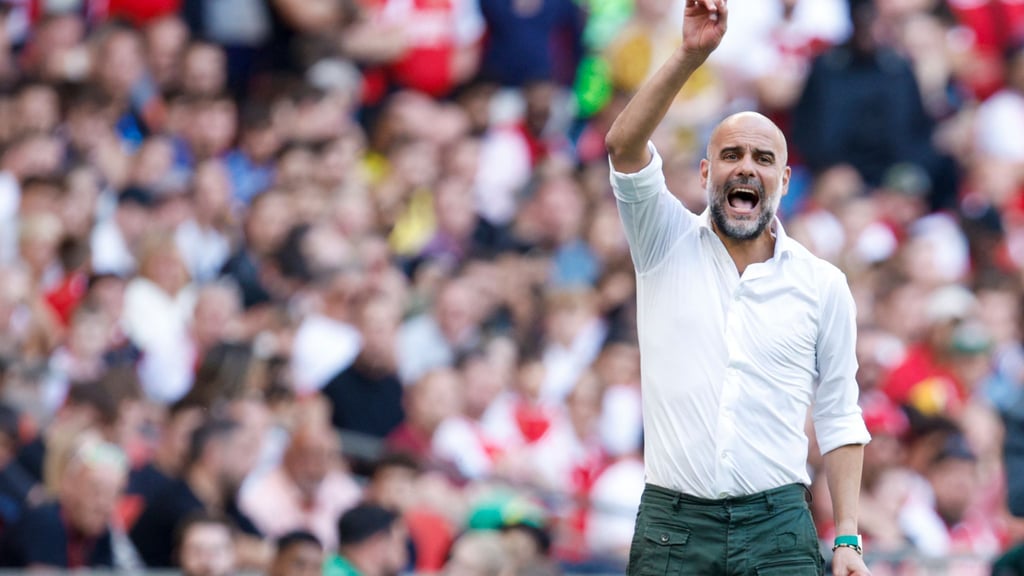 Pep Guardiola, Trainer von Manchester City, gestikuliert an der Seitenlinie.