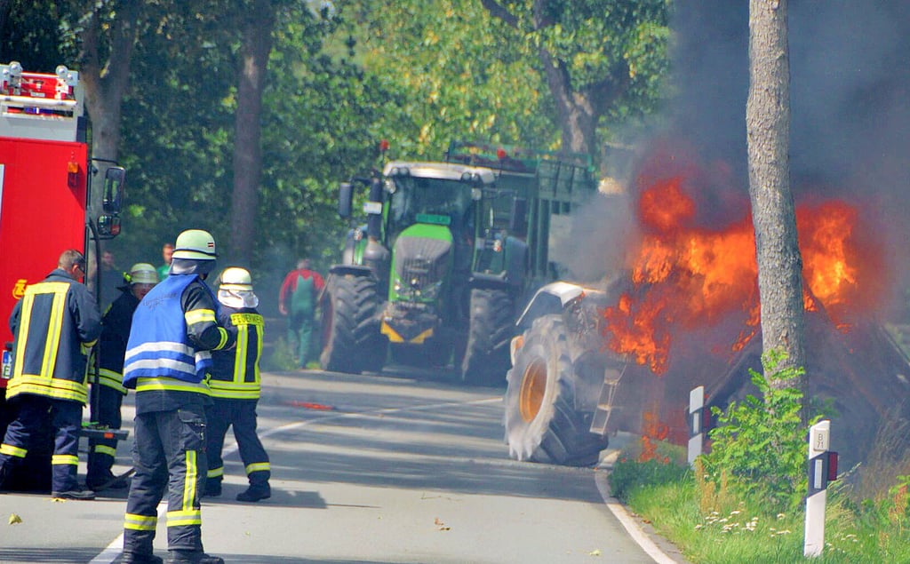 Beim Eintreffen der Feuerwehr Engersen stand der Radlader bereits in Vollbrand.