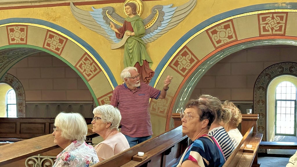 Karl-Heinz Kürbis ist einer von mehreren Kirchenführern in Hecklingen. Das Bild entstand bei der letzten Besichtigungstour durch die Basilika, bei der auch die Rühlmann-Orgel erklang.