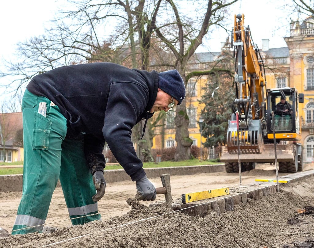 Die Schlossauffahrt Dornburg wird gerade saniert. Pierre Weise von der Firma Horst Grüning GmbH aus Pretzien ist gerade dabei, die Randsteine aus Natursteinplaster zu setzen.