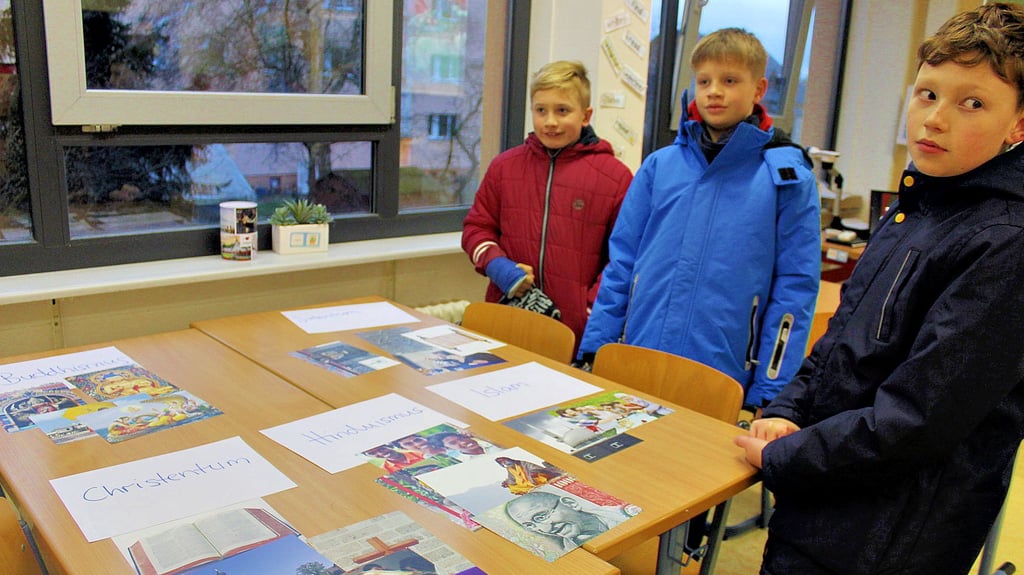 Richtig oder falsch? Die Jungen knobelten beim Tag der offenen Tür im Religionsraum über die Zuordnung von Fotos zu den vier Weltreligionen. Auch in anderen Räumen konnte gerätselt werden.