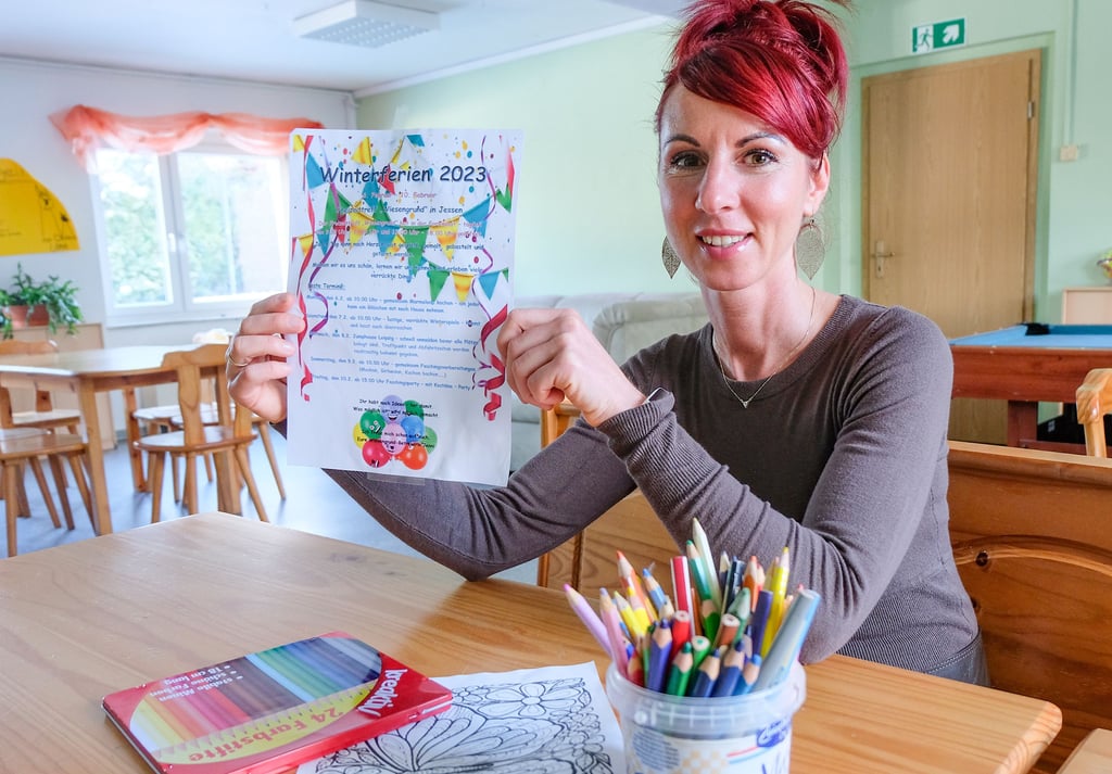Die Chefin des Jessener Freizeittreffs „Wiesengrund“, Jennifer Röder, stellt das Programm für die Winterferien vor.