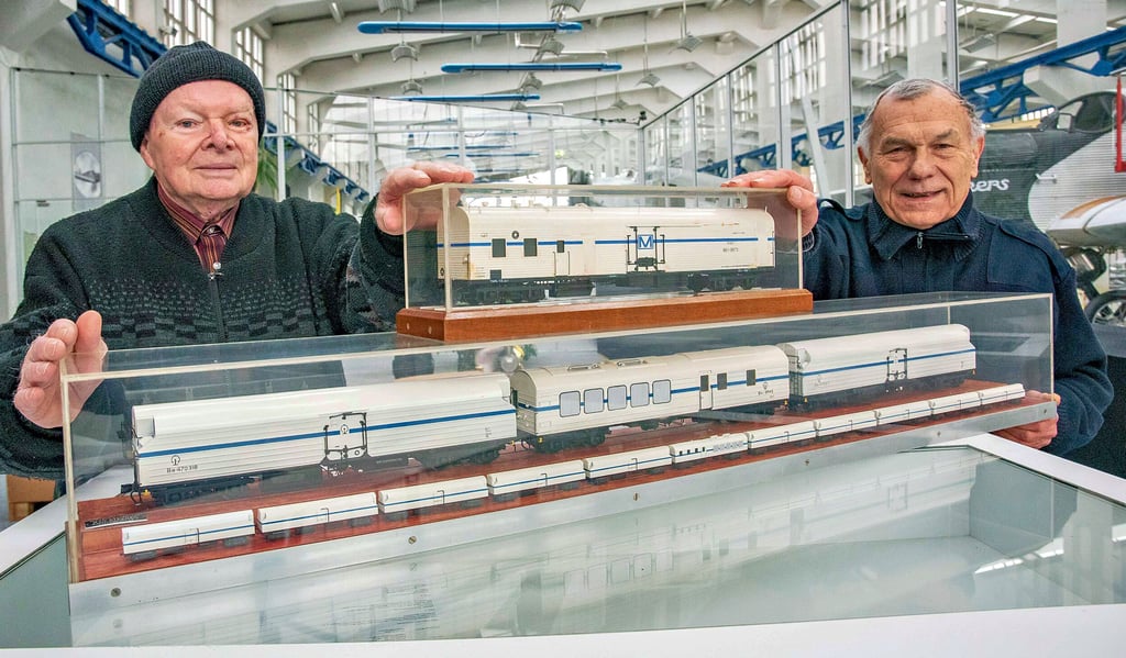 Kühlzüge made in Dessau zeigen Roland Bissot (li.) und Gerd Fucke. Diese Modellzüge können im Technikmuseum besichtigt werden.