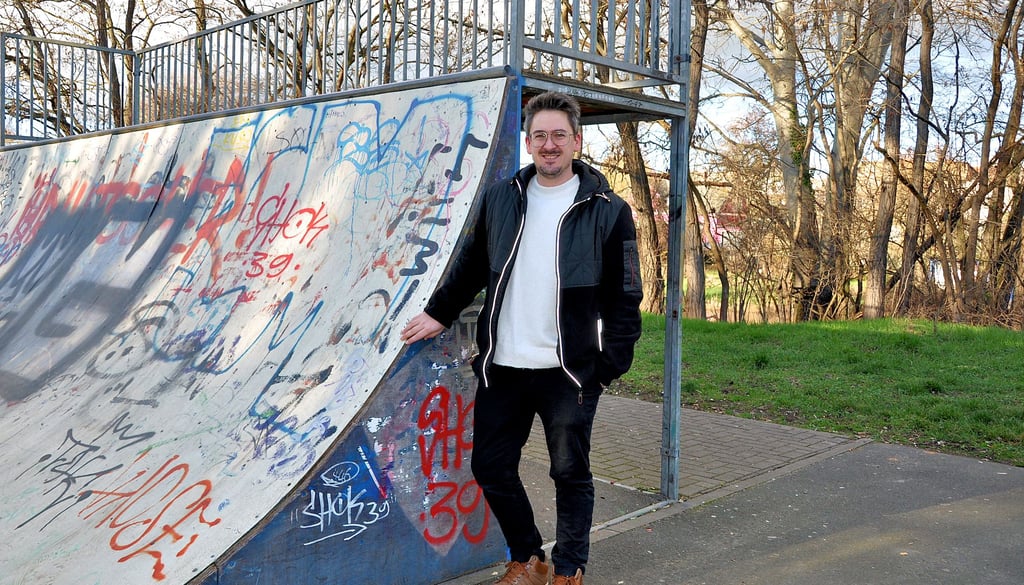 Stefan Beyer, Citymanager der Stadt Staßfurt, an der Halfpipe. Sie ist derzeit noch der einzige zentrale, öffentliche Anlaufpunkt für Jugendliche in der Bodestadt. Nach seinen Wünschen soll es in Zukunft mehr Angebote für junge Leute geben.