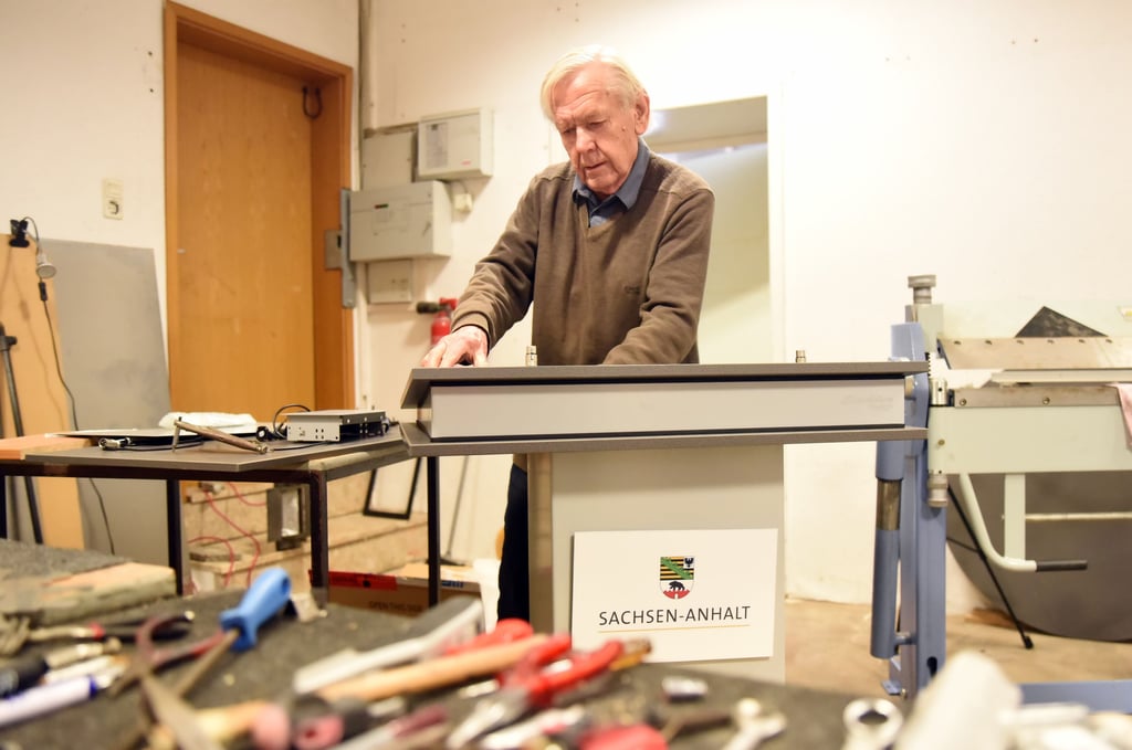 Manfred Eichler fertigt in seiner Werkstatt Rednerpulte, drei müssen noch im Januar geliefert werden.