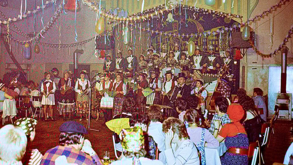Auch im „Stadt Hannover“, das es schon lange nocht mehr gibt, wurde in Elbingerode Karneval gefeiert – das Bild datiert von 1986. Beheizt wurde der Saal mit zwei Öfen, die im Hintergrund zu sehen sind.