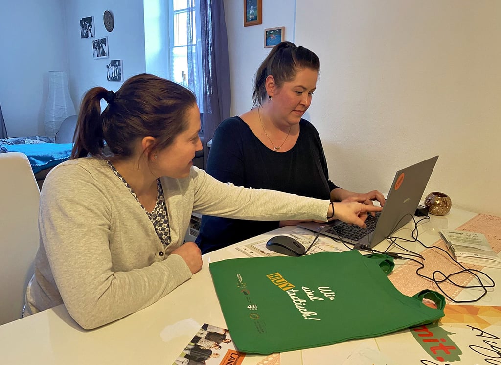 Sarah Zschernitz (links) und Mandy Ebermann besprechen das weitere Vorgehen.
