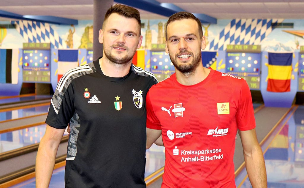 Beim Weltpokal in München spielten die Zerbster mit Manuel Weiß (rechts) gegen die Italiener mit dem derzeit weltbesten Kegler Vilmos Zavarko und siegten klar. Nun wollen sich die Rot-Weißen im Viertelfinal-Hinspiel der Champions League in Neumarkt eine gute Ausgangslage für das Rückspiel in zwei Wochen sichern, um den Final Four-Einzug perfekt zu machen.