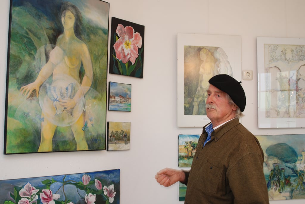 Günter Zenker bei einer Personalausstellung im Jahre 2010 im "Prinzeßchen". Das Mauertürmchen neben dem Schloss begleitete den Autodidakten sein Leben lang. Im Pendant, dem „Prinz“, hinterließ er der Nachwelt ein opulentes Deckenwandbild.