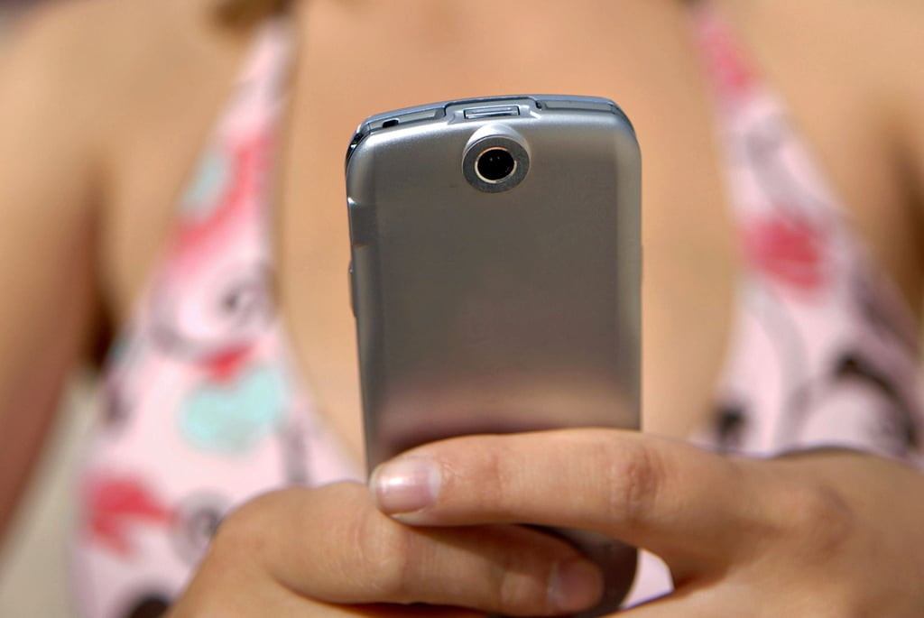 Ein Mädchen chattet mit dem Smartphone. Aber was schreibt sie?