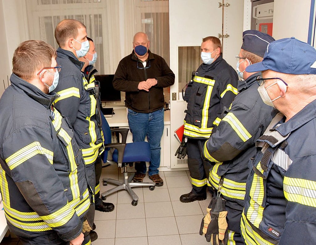 Lutz Mewes – dieses Mal in Zivil – erklärte den Seehäuser Führungskräften als technischer Leiter die Feinheiten der Brandmeldeanlage.