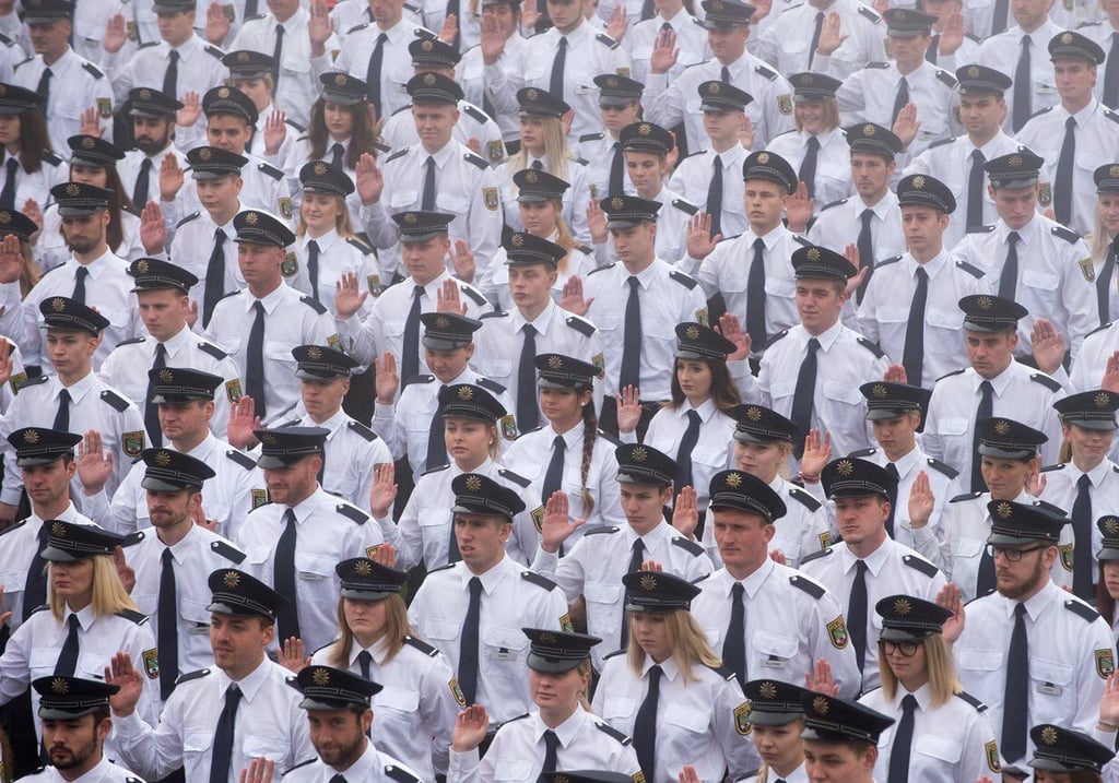 Ehemalige Schüler der Polizei-Fachhochschule (hier ein anderer Jahrgang) stehen im Fokus.