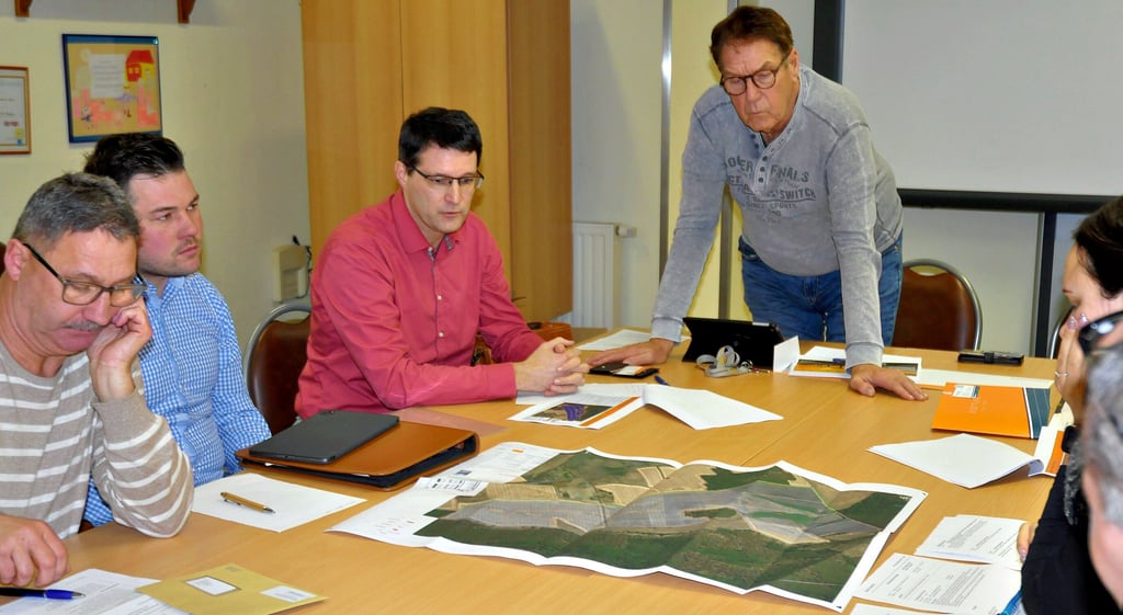 Projektleiter Marco Harwardt (3. v.l.) erläutert in der Sitzung des Parchener Ortschaftsrates die Pläne für einen Solarpark.