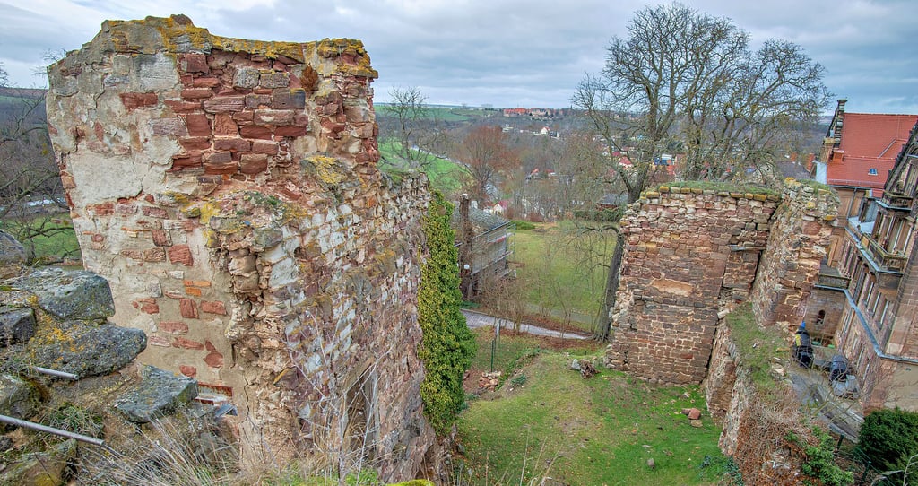 Blick von oben auf die Nebraer Burgruine, deren Überreste mit einer umfassenden Baumaßnahme dauerhaft gesichert werden sollen.