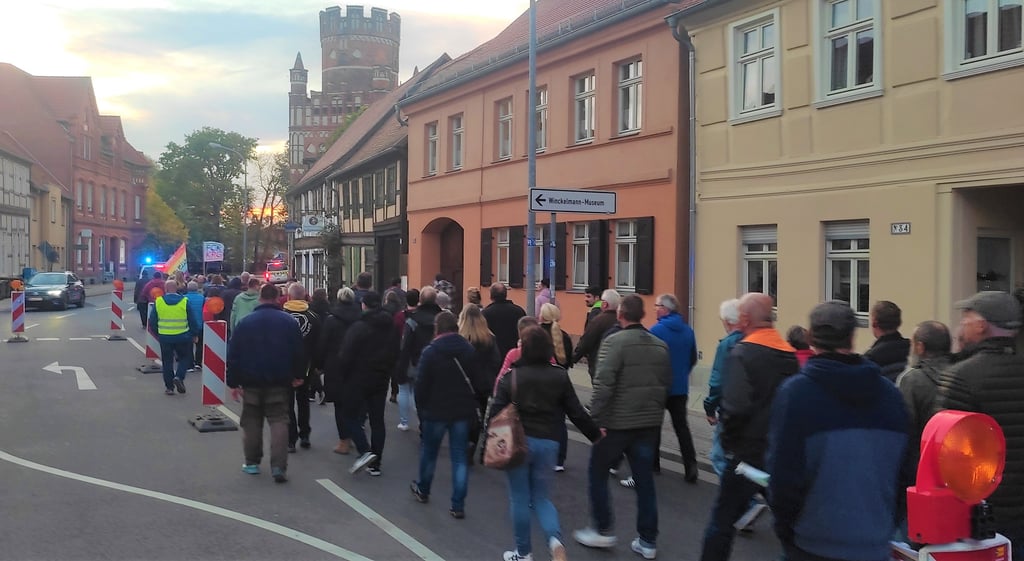 Beim Montagsspaziergang in Stendal nahmen weniger als hundert Menschen teil.
