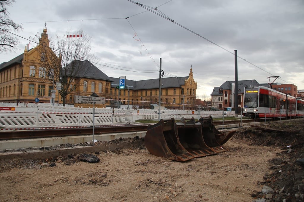 Die Baustelle auf der Merseburger Straße – hier vorm Bergmannstrost – soll im Sommer fertig werden.