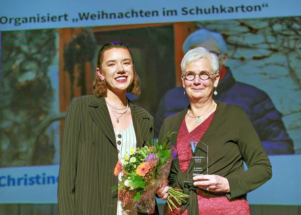Christine Preetz, vierte Siegerin der Magdeburger des Jahres 2022 (r.), mit Laudatorin und Volksstimme-Redakteurin Lena Bellon.