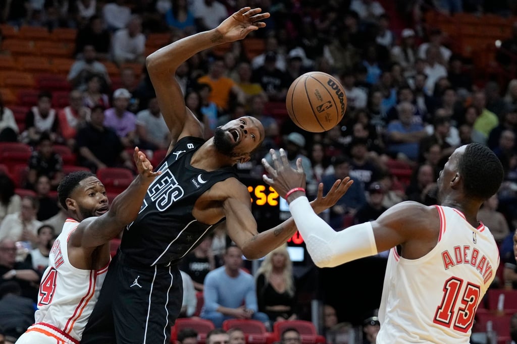 Brooklyns Star Kevin Durant (M) verletzte sich in der Partie gegen die Miami Heat.
