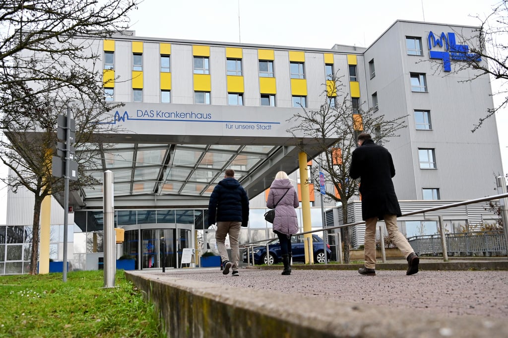 Das Städtische Klinikum im Nordwesten von Magdeburg. Das Haus mit 900 Betten will künftig eng mit dem nahen Uniklinikum (rund 1000 Betten) kooperieren.