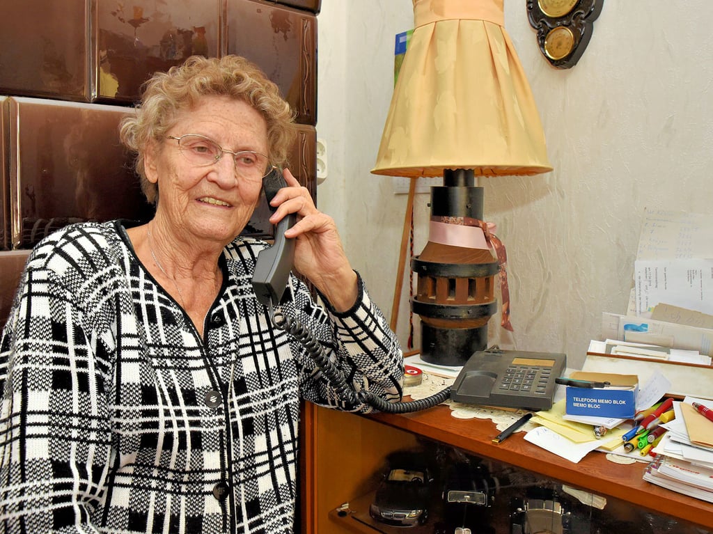 Brigitte Ihlau an ihrem heutigen Telefon. Das ehemalige „Fräulein vom Amt“ war in der Barbyer Post beschäftigt. Die heute 84-Jährige vermittelte die Gespräche noch per Hand.