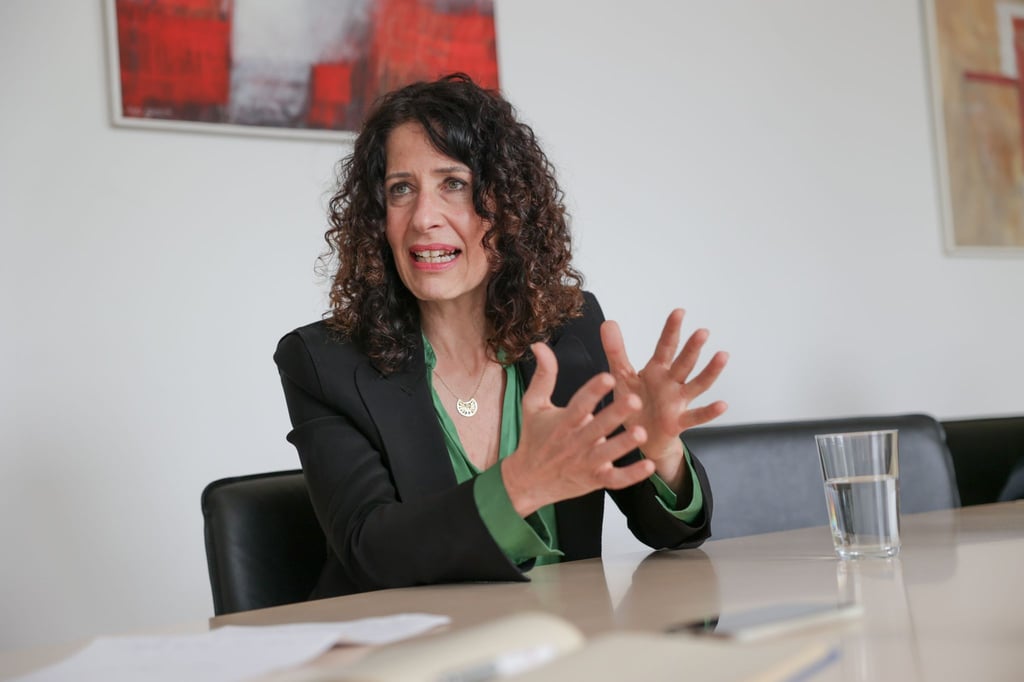 Bettina Jarasch, Vorsitzende der Grünen-Fraktion im Berliner Abgeordentenhaus, spricht bei einem dpa-Interview.