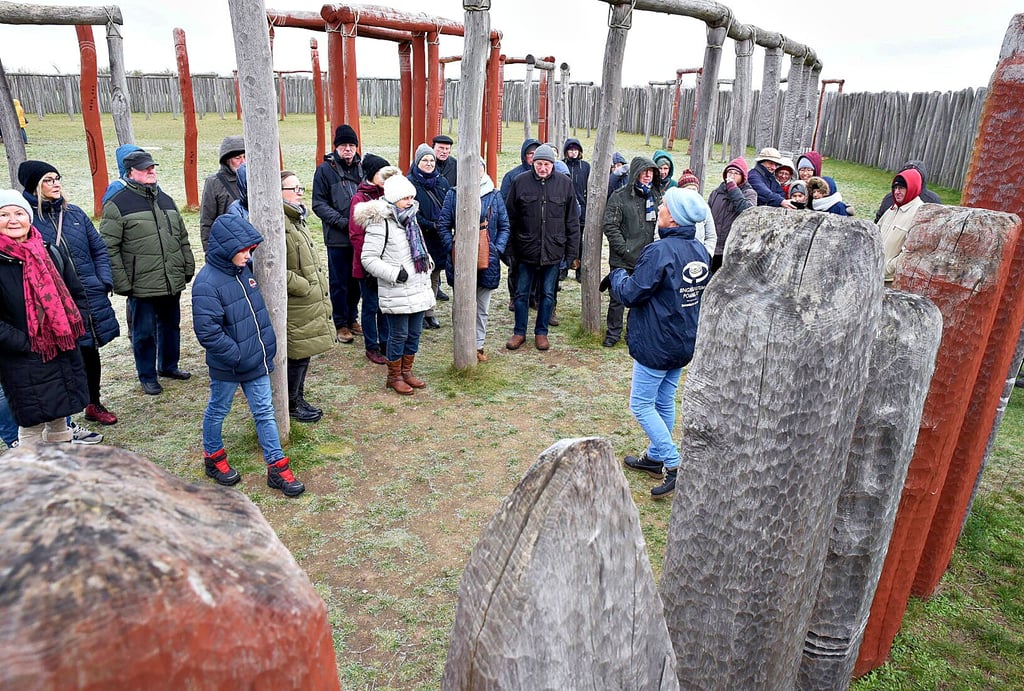Etwa 60 Personen wurden trotz winterlicher Kälte am Sonntag in zwei Gruppen über das Ringheiligtum von Pömmelte geführt.