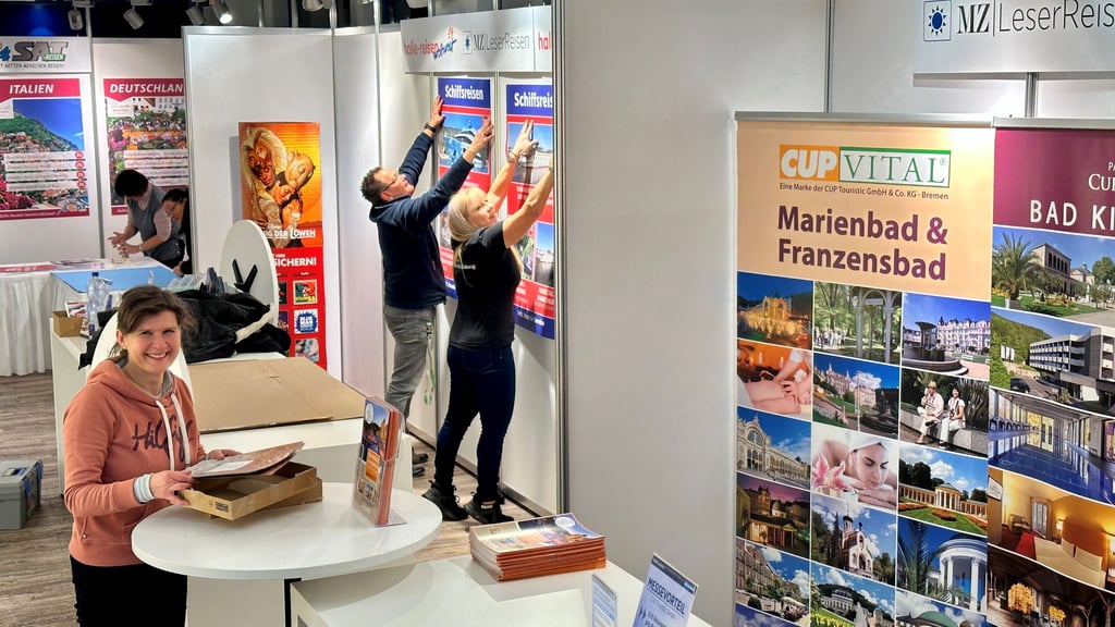 Im Medienhaus der Mitteldeutschen Zeitung wurden am Freitagabend die Stände für die 24. MZ-Leserreisen-Messe aufgebaut. Am Samstag präsentieren sich in der Konferenzzone zwischen 10 und 17 Uhr acht Veranstalter, die 150 Reisen anbieten.