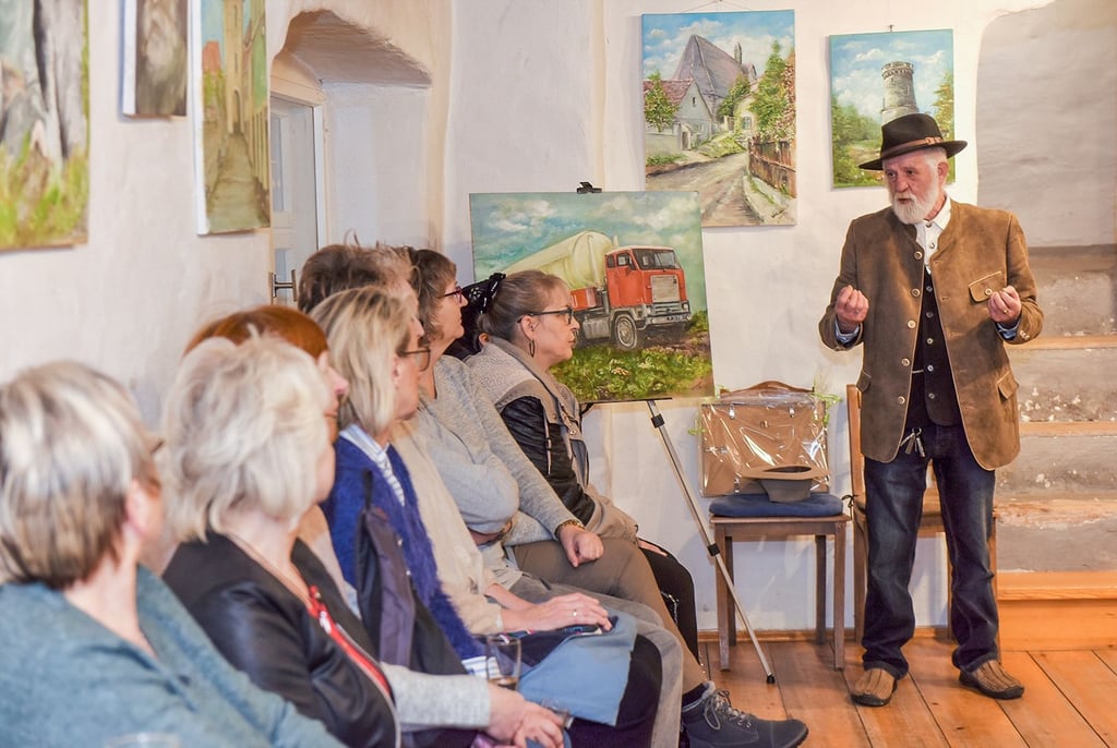 Wolfram Schindler (re.) aus Großörner zur Vernissage im Kunstzuckerhut in Hettstedt.