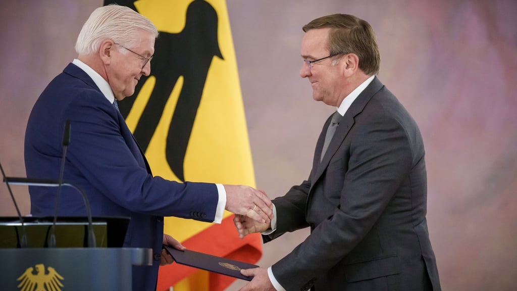 Bundespräsident Frank-Walter Steinmeier (l) übergibt Boris Pistorius (SPD) die Ernennungsurkunde.