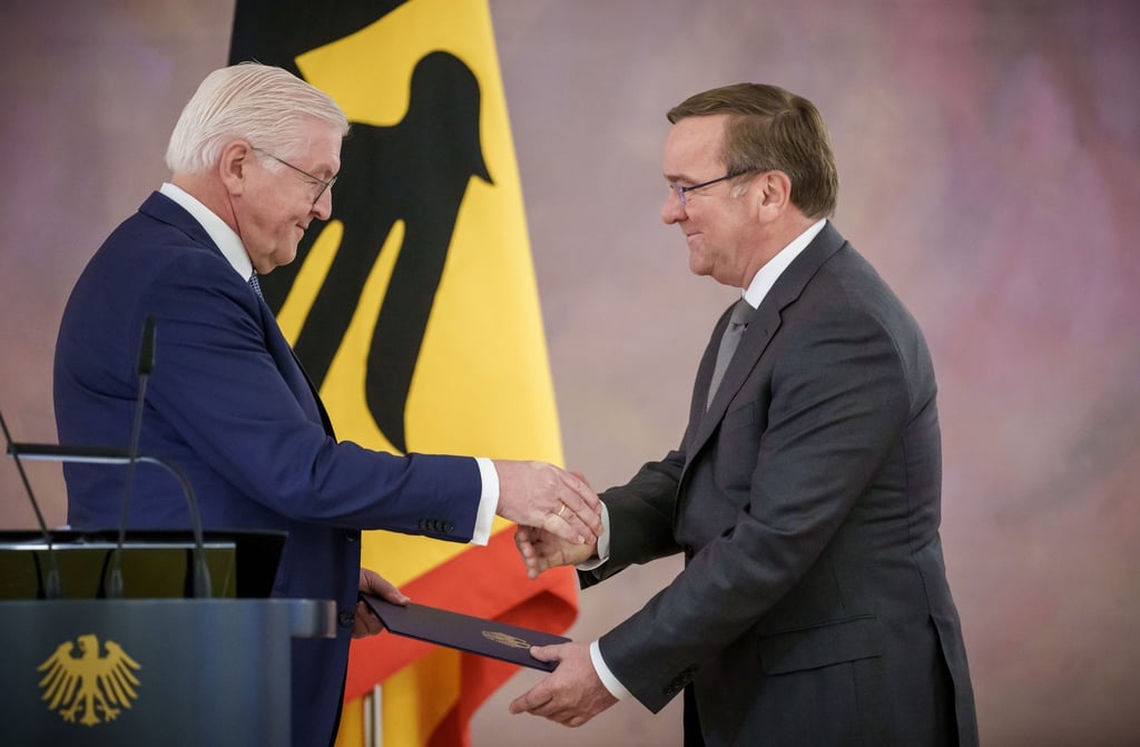 Bundespräsident Frank-Walter Steinmeier (l) übergibt Boris Pistorius (SPD) die Ernennungsurkunde.
