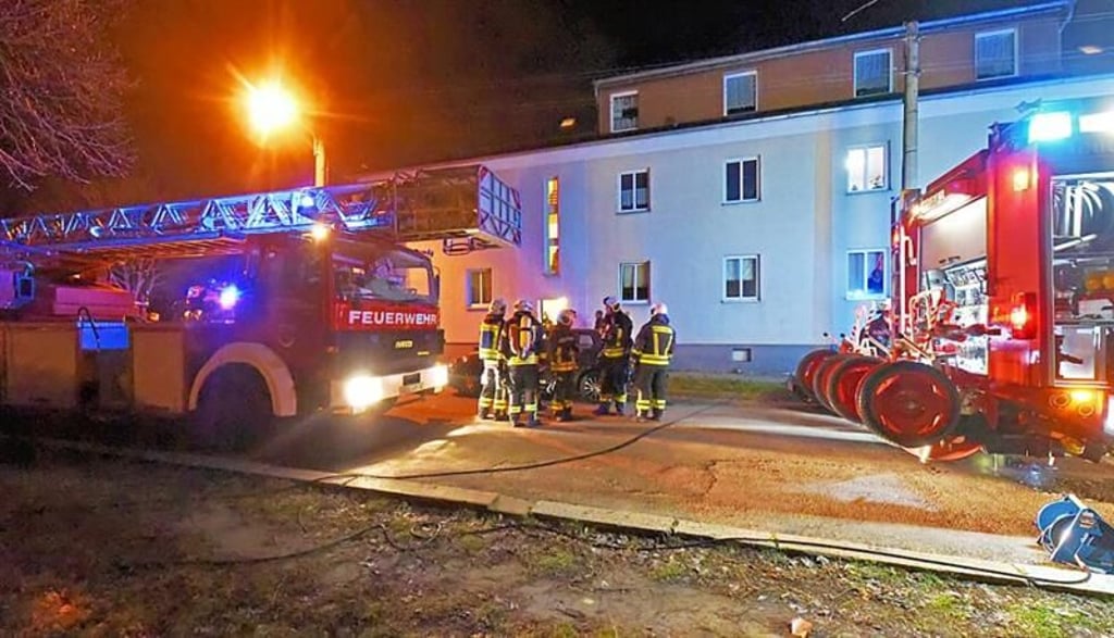 Durch den Einsatz von Anwohnern wurde ein Haustürbrand in der Winninger Siedlung eingedämmt, bis die Feuerwehr eintraf.